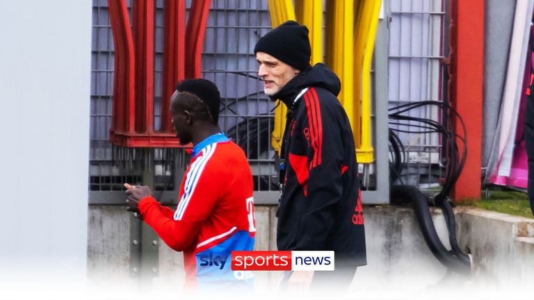 Coach Thomas Tuchel (2nd from right) of Munich talks with Sadio Mane