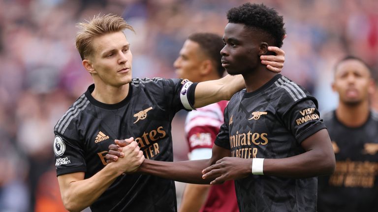 Martin Odegaard consuela a Bukayo Saka tras fallar un penalti