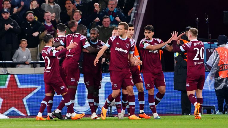 El West Ham celebra el gol del empate de Michail Antonio