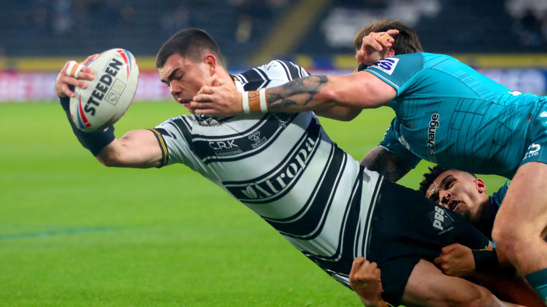 Hull FC battle past leaders Warriors to make it back-to-back wins