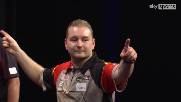 Dimitri Van den Bergh a frappé cette finition sensationnelle sur le chemin de battre Michael Smith dans leur match de quart de finale