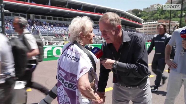 'I need your card!' | Martin Brundle's brilliant interaction with 89-year-old photographer
