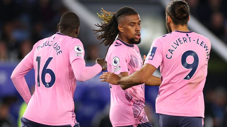 Alex Iwobi celebra el gol del Everton vs Leicester