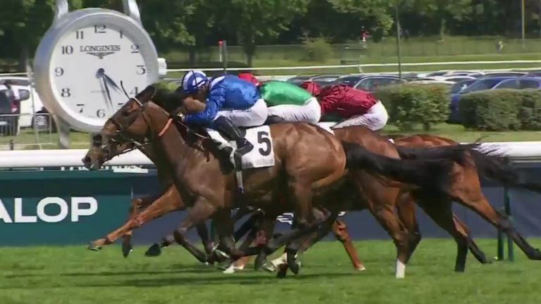 Anmaat toughs it out down the outside to win the Group One Prix d&#39;Ispahan