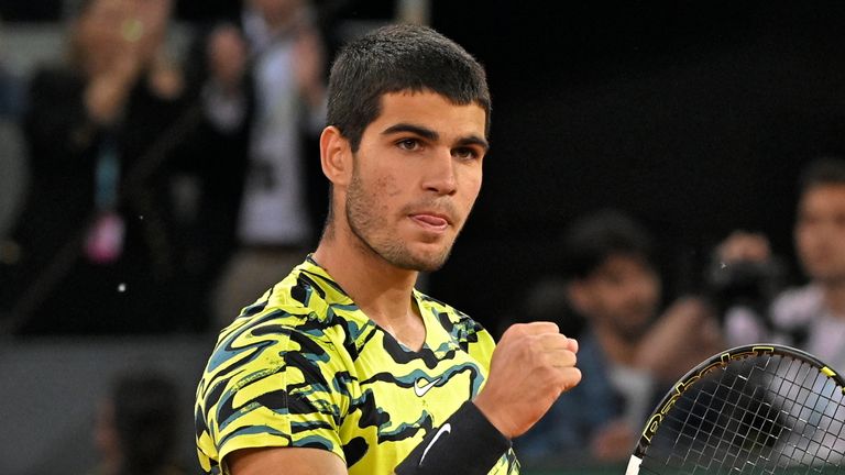 Carlos Alcaraz durante su partido contra Dimitrov en el Mutua Madrid Opena, el 30 de abril de 2023, en Madrid (España).  .  CELEBRIDADES;TENIS;ALCARAZ;TELEVISIÓN;DEPORTE Francisco Guerra / Europa Press 30/04/2023 (Europa Press vía AP)