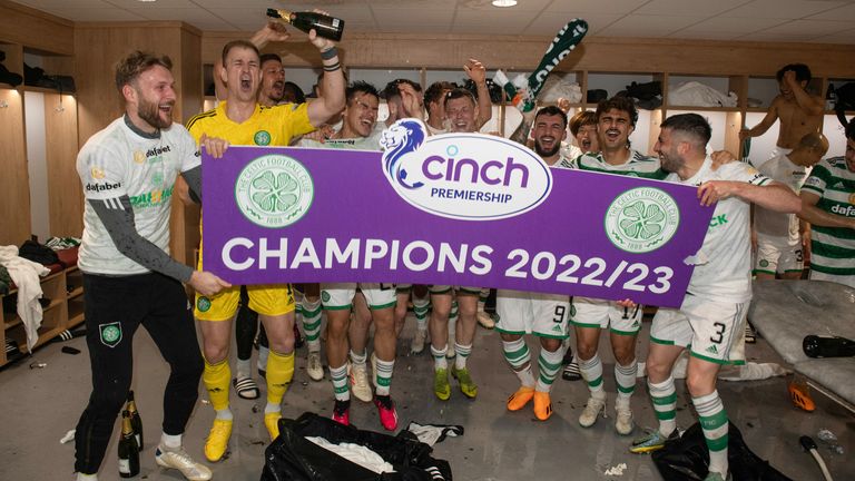 Los jugadores del Celtic celebran en el vestuario después de asegurar el título de liga con una victoria por 2-0 en Tynecastle.