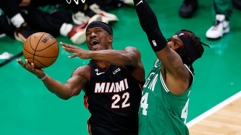 Forward Miami Heat Jimmy Butler, kiri, menembak saat center Boston Celtics Robert Williams III bertahan