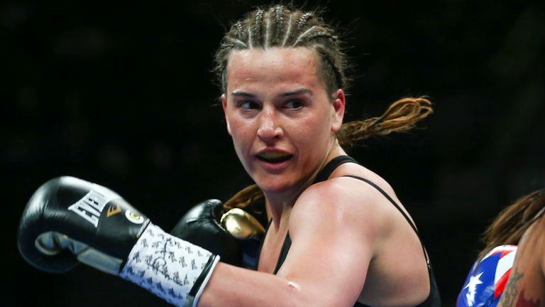 Chantelle Cameron, a la izquierda, pelea contra Melissa Hernández durante una pelea de boxeo por el título de peso superligero el sábado 29 de mayo de 2021 en Las Vegas.  (Foto AP/Chase Stevens)