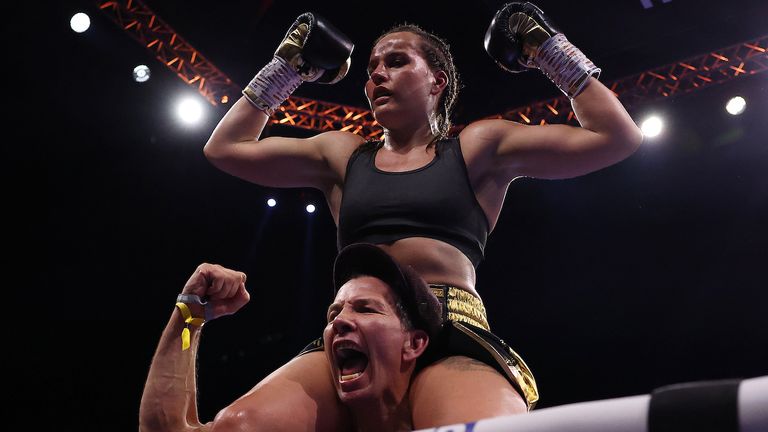 Dubln, Irlanda - 20 de mayo: Katie Taylor v Chantelle Cameron, lucha indiscutible por el título mundial superligero..20 de mayo de 2023.Imagen de Mark Robinson Matchroom Boxing.Chantelle Cameron después de la campana final. 