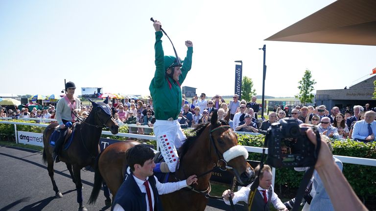 Chris Hayes celebra una victoria clásica en las 1000 Guineas irlandesas en Tahiyra