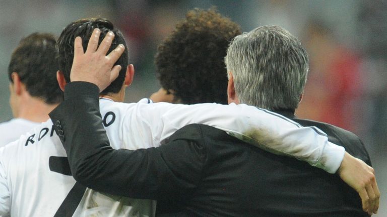 Madrid Cristiano Ronaldo (L) y el entrenador Carlo Ancelotti celebran el gol 4-0 en la semifinal de la Liga de Campeones el segundo partido entre el FC Bayern de Múnich y el Real Madrid en el Arena de Múnich, Alemania, el 29 de marzo de 2014. 