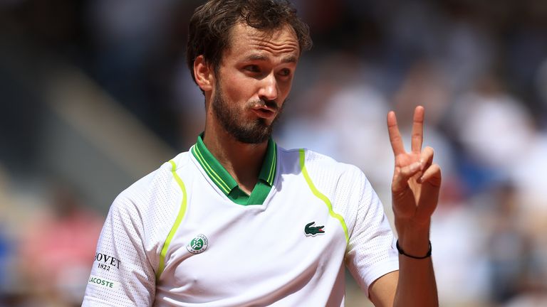 Daniil Medvedev de Rusia gesticula durante su partido de primera ronda del torneo de tenis del Abierto de Francia contra Thiago Seyboth Wild de Brasil en el estadio Roland Garros de París, el martes 30 de mayo de 2023. (Foto AP/Aurelien Morissard)