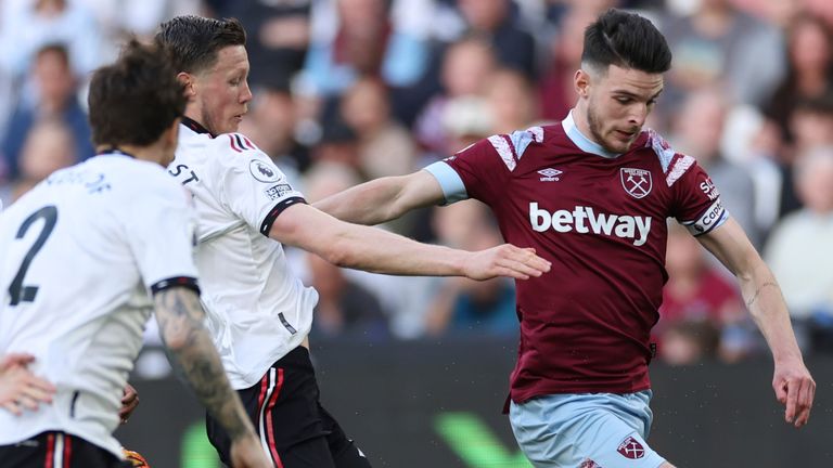 West Ham&#39;s Declan Rice, right, challenges for the ball with Manchester United&#39;s Wout Weghorst