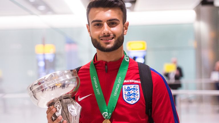 England's Easah Suliman en el aeropuerto de Heathrow, Londres.