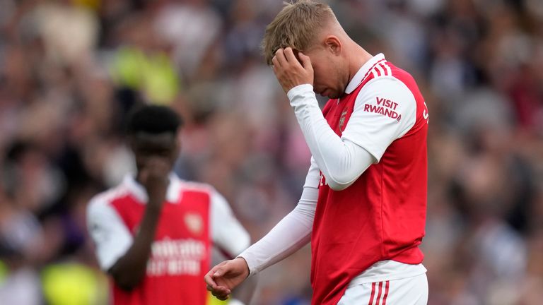 Emile Smith Rowe d'Arsenal réagit à la fin du match de football de la Premier League anglaise entre Arsenal et Brighton et Hove Albion au stade Emirates de Londres, dimanche 14 mai 2023. Brighton a gagné 3-0.  (AP Photo/Kirsty Wigglesworth)