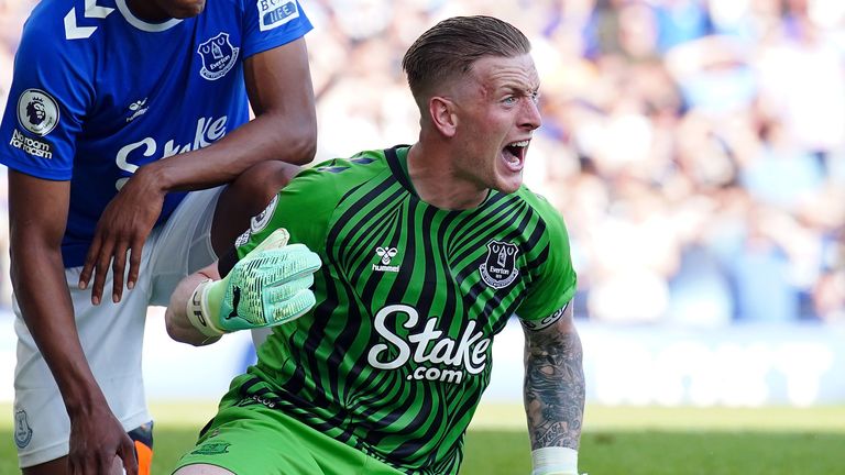 Jordan Pickford encourages his team-mates during Everton&#39;s final day victory over Bournemouth