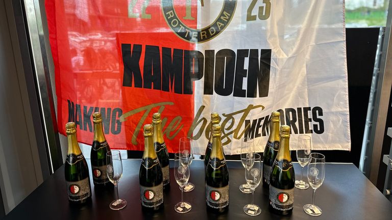 Una copa de champán para celebrar el campeonato