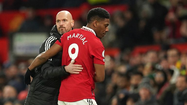 El entrenador en jefe del Manchester United, Erik ten Hag, saluda a Anthony Martial del Manchester United después de ser sustituido durante el partido de fútbol de la Premier League inglesa entre el Manchester United y el Nottingham Forest en Old Trafford en Manchester, Inglaterra, el martes 27 de diciembre de 2022. (AP Foto/Dave Thompson)