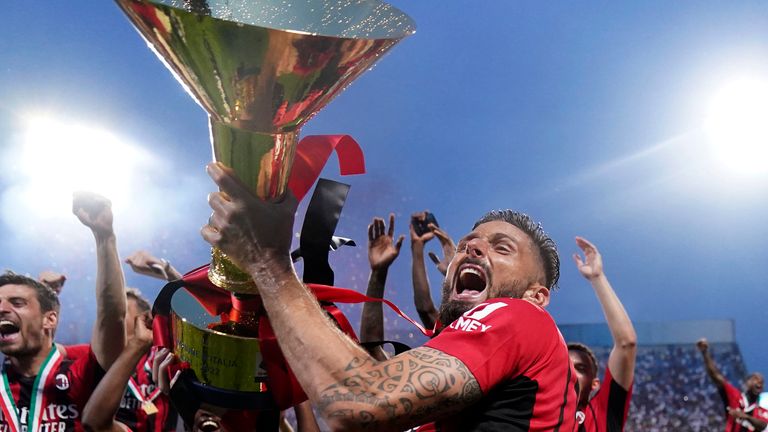 Olivier Giroud del AC Milan sostiene el trofeo de la Serie A