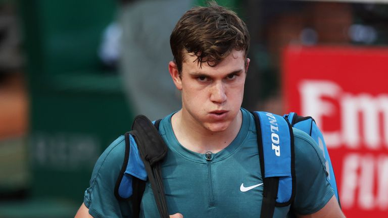 Jack Draper de Gran Bretaña muestra sus emociones mientras sale de la cancha después de su derrota en tres sets contra Hubert Hurkacz de Polonia en su partido de segunda ronda durante el tercer día del Rolex Monte-Carlo Masters en Monte-Carlo Country Club el 11 de abril de 2023 en Montecarlo, Mónaco.  (Foto de Clive Brunskill/Getty Images)