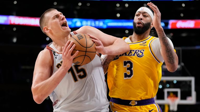 เดนเวอร์ นักเก็ตส์ ศูนย์หน้า Nikola Jokic (15) ได้รับการปกป้องโดย Anthony Davis กองหน้า Los Angeles Lakers (3) ในครึ่งหลังของเกมที่ 4 ของ NBA NBA Western Conference รอบสุดท้าย วันจันทร์ที่ 22 พฤษภาคม 2023 ในลอสแองเจลิส  (AP Photo/แอชลีย์ แลนดิส)