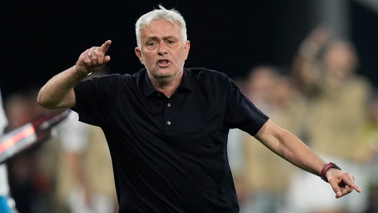 Pelatih kepala Roma Jose Mourinho berteriak saat final Liga Europa vs Sevilla
