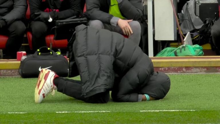 Jurgen Klopp reacts to Mo Salah being penalised for a free kick.