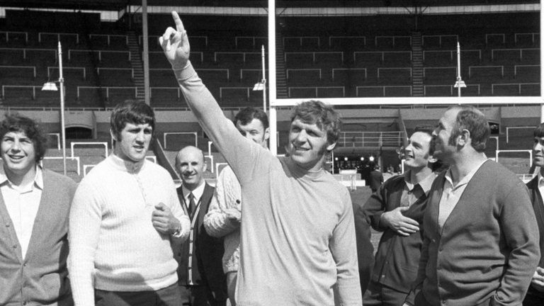 Rugby League - Challenge Cup Final - St Helens v Leeds - Wembley Stadium
St Helens captain Kel Coslett (pointing) leads his men in a reconnaissance of the famous Wembley stadium where tomorrow they meet Leeds, during the Rugby League Challenge Cup Final.