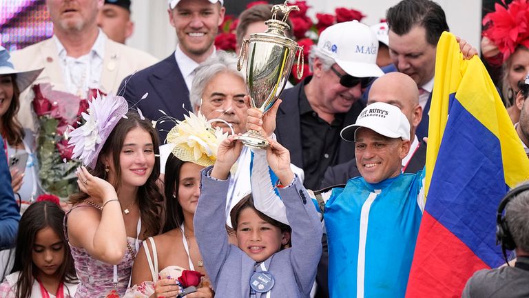 Javier Castellano, a la derecha, celebra después de montar a Mage para ganar la carrera número 149 del Derby de Kentucky