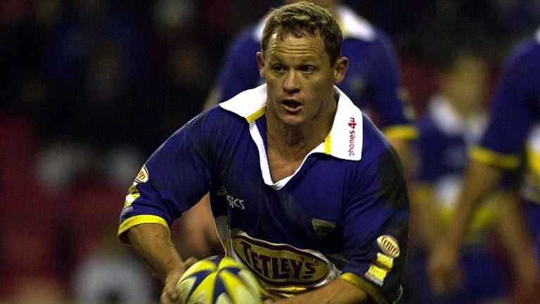 Pix:Ben Duffy/SWpix...Tetley Bitter Super League 6-Wigan Warriors v Warrington Wolves....02/03/2001..COPYRIGHT PICTURE>>SIMON WILKINSON..Warrington's Kevin Walters in action