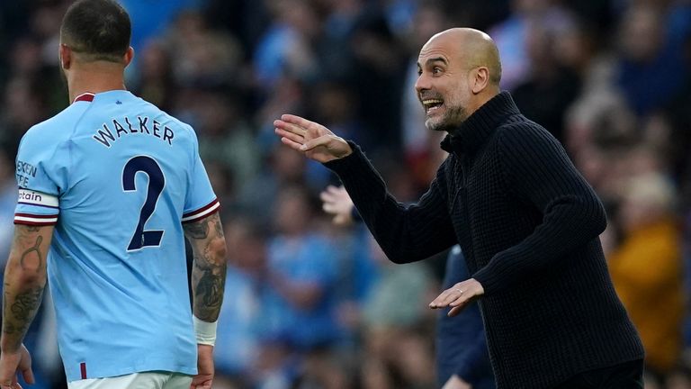 El técnico del Manchester City, Pep Guardiola, da instrucciones a Kyle Walker