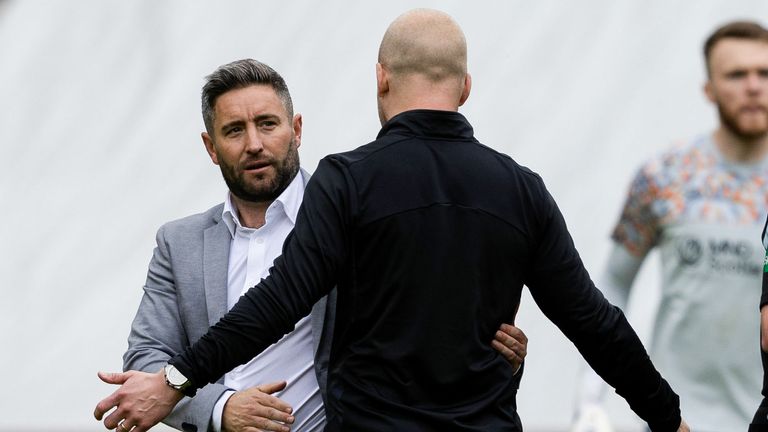 EDINBURGH, SCOTLAND - MAY 27: Hearts' interim manger Steven Naismith (R) and Hibernian manager Lee Johnson (C) clash after during a cinch Premiership match between Heart of Midlothian and Hibernian at Tynecastle Park, on May 27, 2023, in Edinburgh, Scotland. (Photo by Mark Scates / SNS Group)