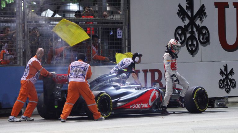 Lewis Hamilton retires from the lead of the Singapore Grand Prix