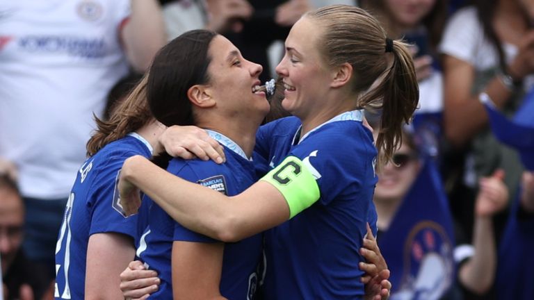 Magdalena Eriksson dari Chelsea merayakan gol kedua mereka dalam pertandingan tersebut