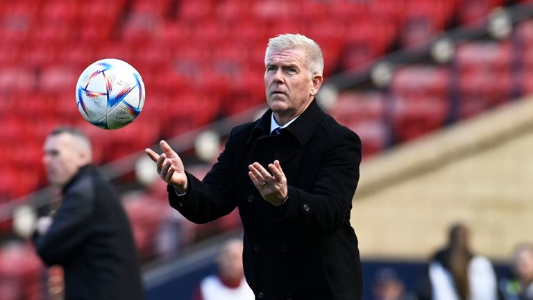 GLASGOW, ESCOCIA - 22 DE ABRIL: Gerente de Rangers ... Malky Thomson durante una semifinal de la Copa Escocesa Femenina entre Rangers y Motherwell en Hampden Park, el 22 de abril de 2023, en Glasgow, Escocia.  (Foto por Rob Casey / Grupo SNS)