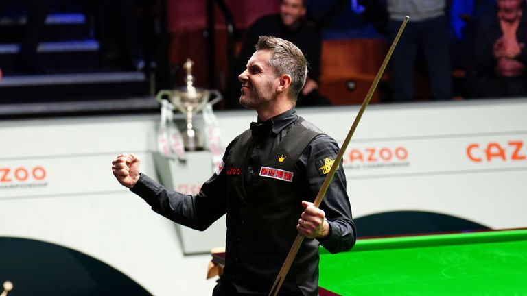 Mark Selby celebra su rotura máxima en la final del Campeonato del Mundo de Snooker