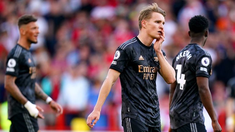 Martin Odegaard parece abatido.  Fue el pase fuera de lugar del capitán del Arsenal lo que llevó al primer gol de Forest.