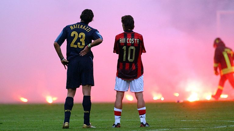 Marco Materazzi y Rui Costa observan el abandono de los cuartos de final de la Liga de Campeones del derbi de Milán en 2003