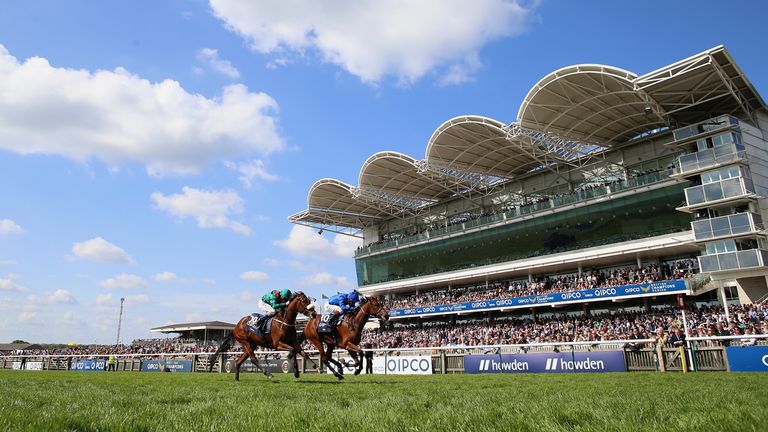 Mawj and Tahiyra battle it out to the line the Qipco 1000 Guineas