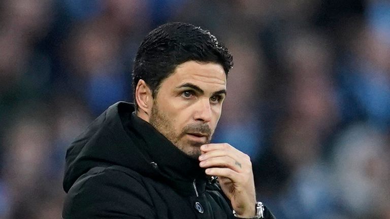 El entrenador del Arsenal, Mikel Arteta, se encuentra junto a la línea de banda durante el partido de fútbol de la Premier League inglesa entre el Manchester City y el Arsenal en el estadio Etihad de Manchester.