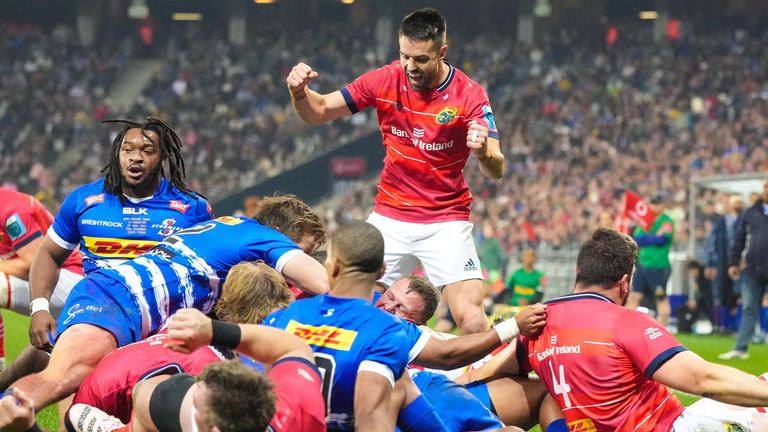 El medio scrum de Munster, Conor Murray, celebra el intento de Diarmuid Barron (no a la vista) a través de un maul rodante 