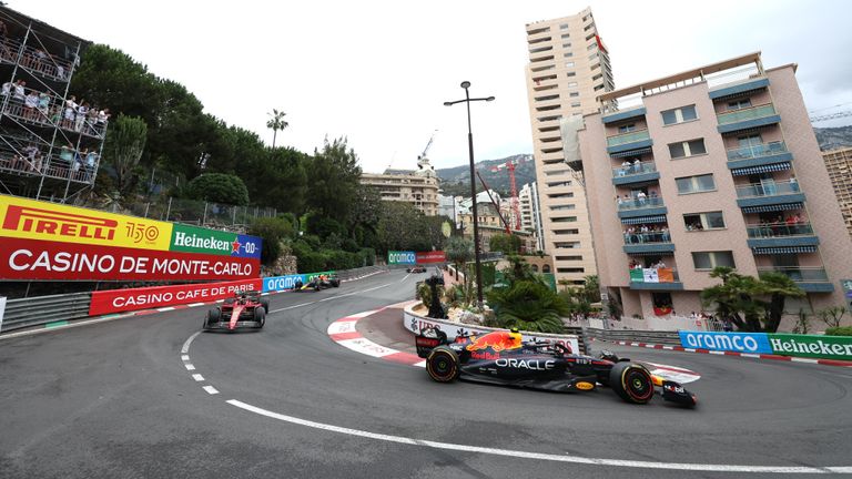 CIRCUIT DE MONACO, MONACO - MAY 29: Sergio Perez, Red Bull Racing RB18, leads Charles Leclerc, Ferrari F1-75 during the Monaco GP at Circuit de Monaco on Sunday May 29, 2022 in Monte Carlo, Monaco. (Photo by Glenn Dunbar / LAT Images)