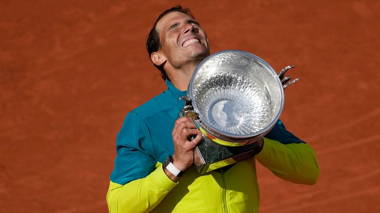 Rafael Nadal de España levanta el trofeo después de ganar el partido final contra Casper Ruud de Noruega en tres sets, 6-3, 6-3, 6-0, en el torneo de tenis del Abierto de Francia en el estadio Roland Garros en París, Francia, domingo 5 de junio de 2022. (Foto AP/Christophe Ena)