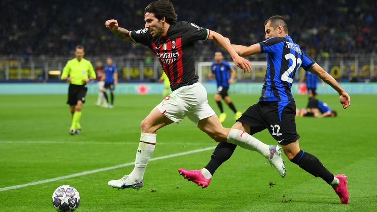 Henrikh Mkhitaryan del Inter (derecha) desafía a Sandro Tonali del AC Milan durante el partido de vuelta de la semifinal de la Liga de Campeones.