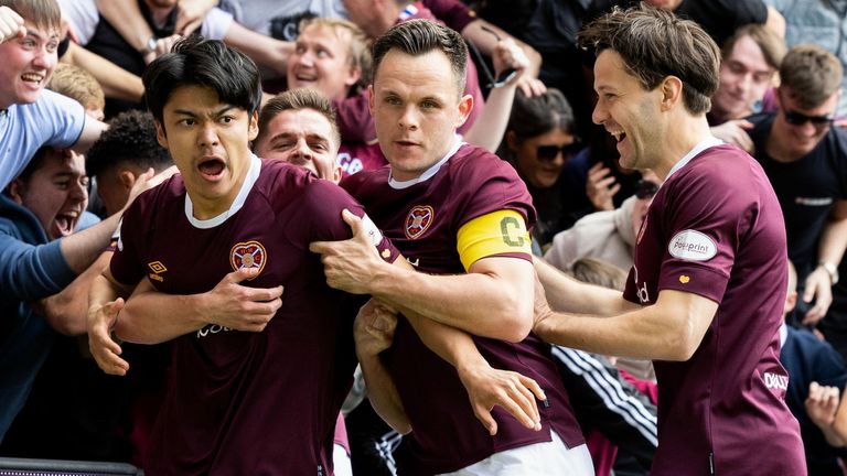 Yutaro Oda celebra después de darle la ventaja a Hearts contra Hibernian