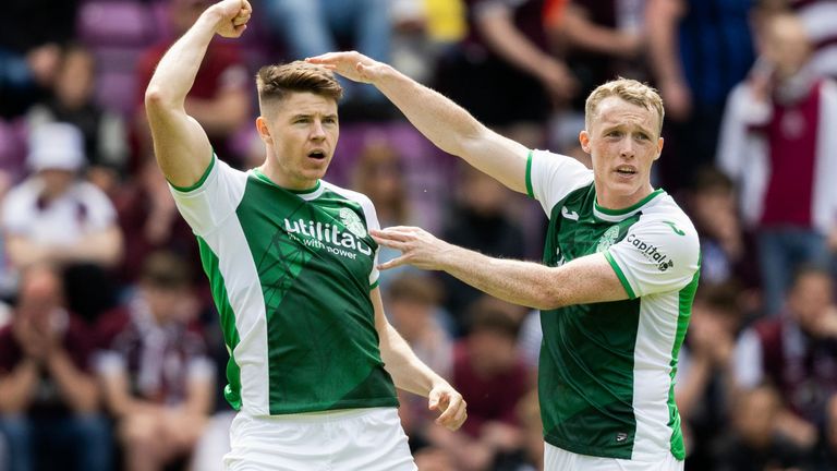 Kevin Nisbet celebra tras anotar el empate de Hibernian en Hearts