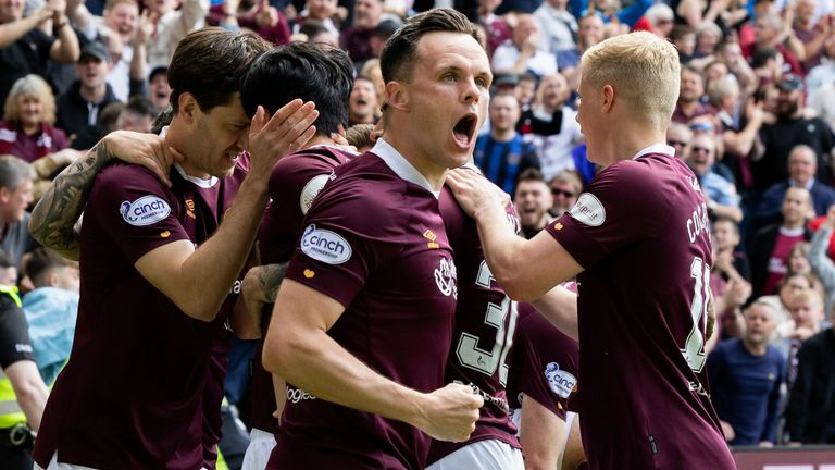 Los jugadores de Hearts celebran el primer gol de Yutaro Oda en Tynecastle