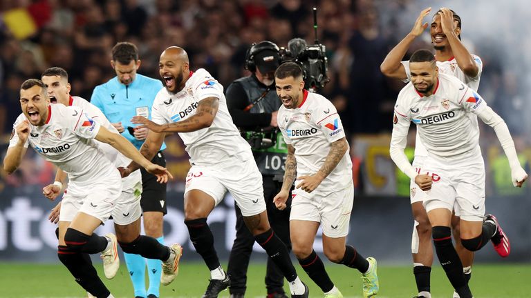 Para pemain Sevilla merayakan setelah memenangkan final Liga Europa melalui adu penalti