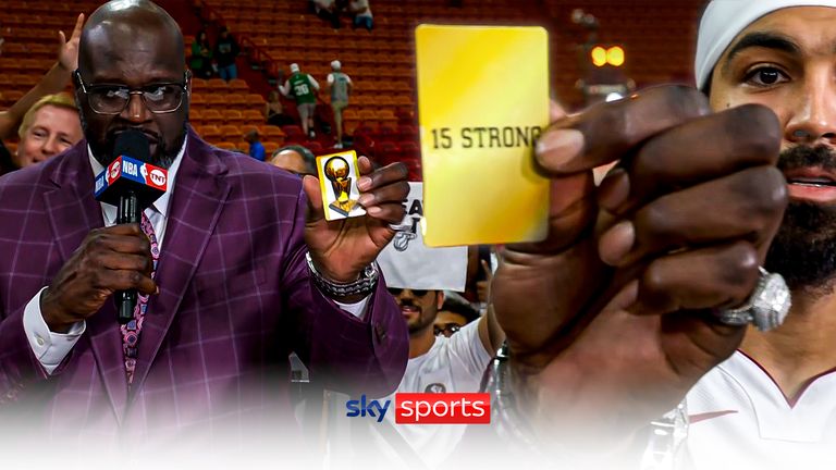 Shaquille O’Neal zeigte Gabe Vincent sein „15 Strong“-Video.  Heats-Trainer Pat Riley nutzte dieses Thema als Botschaft, um sie zum Gewinn des NBA-Finals 2006 zu inspirieren, und sagte, er sehe Ähnlichkeiten im heutigen Kader.
