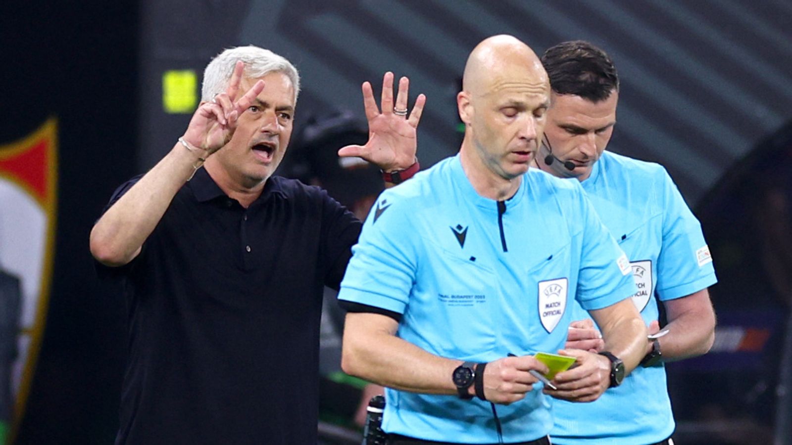 José Mourinho enfadado con el árbitro Anthony Taylor tras la derrota de la Roma en la final de la Europa League |  noticias de futbol